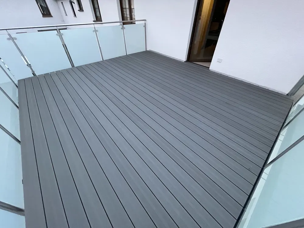 Balkonsanierung WPC Belag fertiggestellt